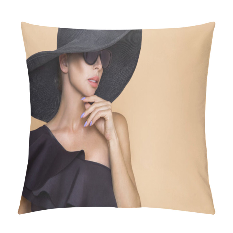 Personality  Portrait Of An Elegant Woman In A Hat And Sunglasses On A Beige Background Pillow Covers