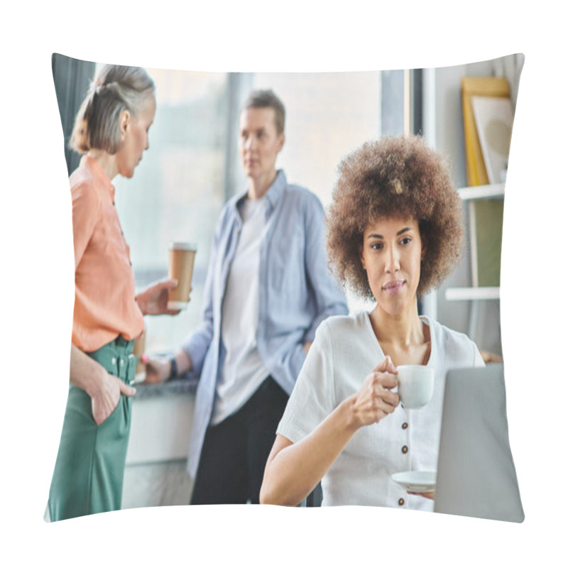 Personality  Pretty African American Businesswoman Using Laptop, With Her Diverse Colleagues On Backdrop. Pillow Covers