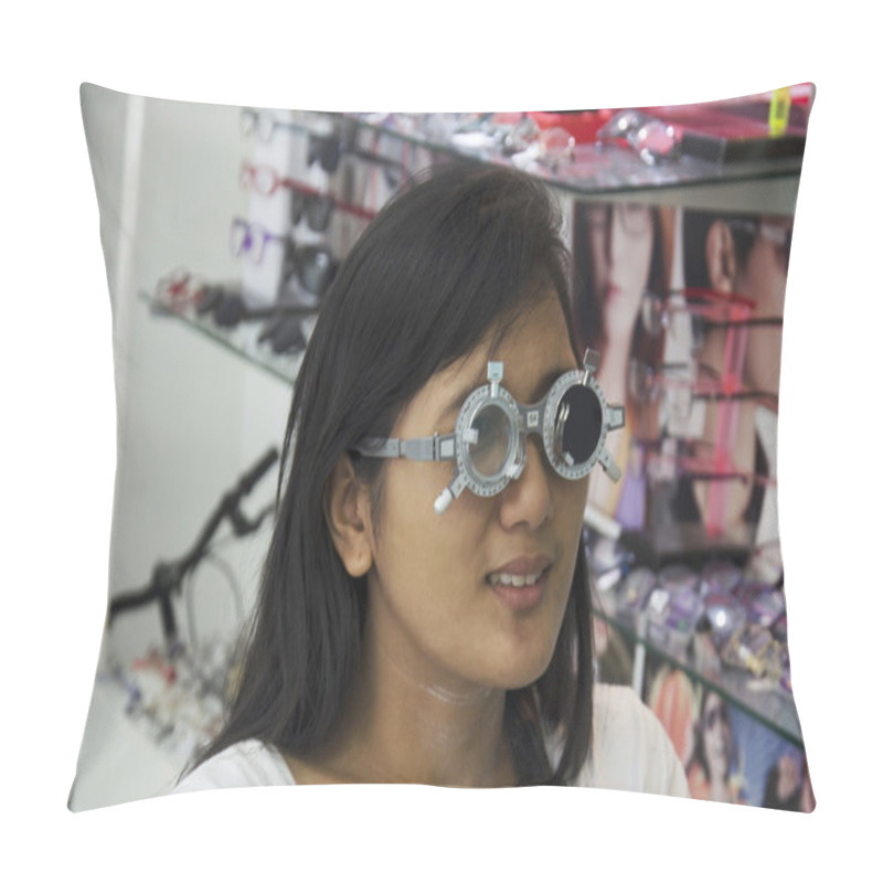 Personality  Thai Woman Check Optical Eye Test Or Visual Acuity For Making Gl Pillow Covers