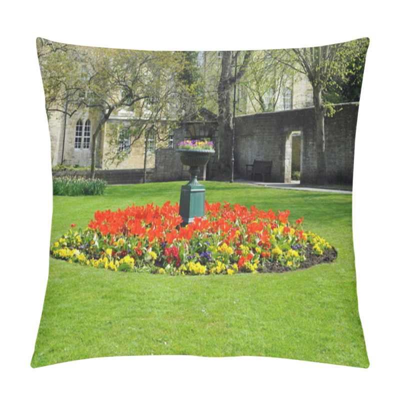 Personality  Decorated Flowerbed In Center Of Green Garden Pillow Covers