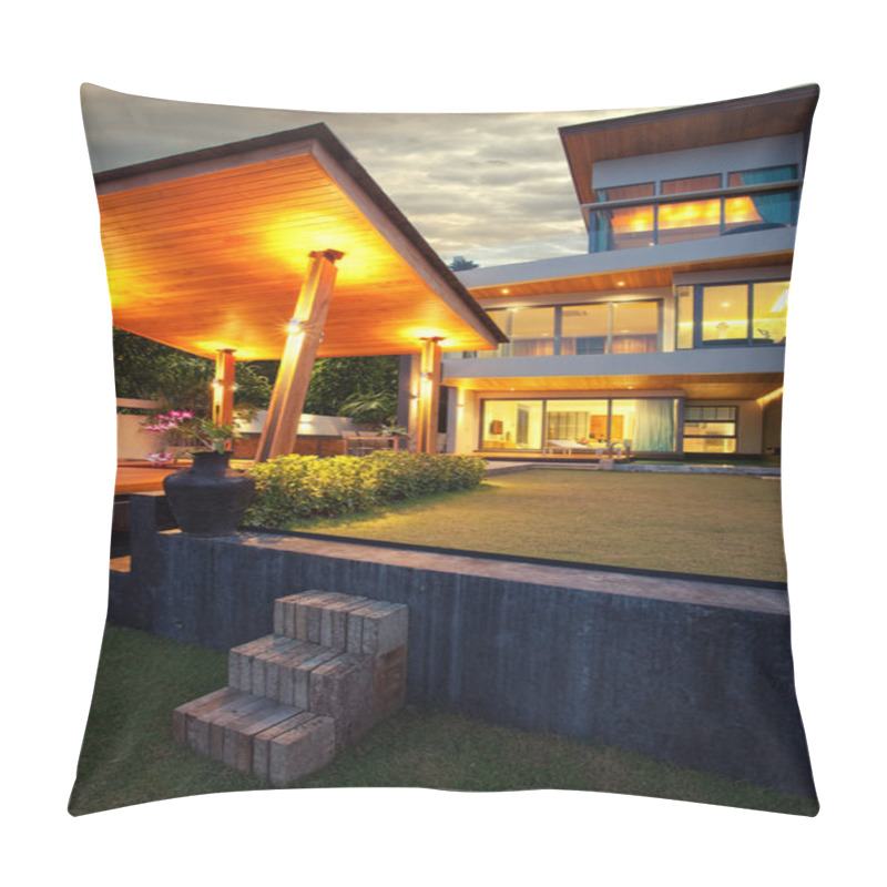 Personality  View Of Nice Modern Villa Pillow Covers