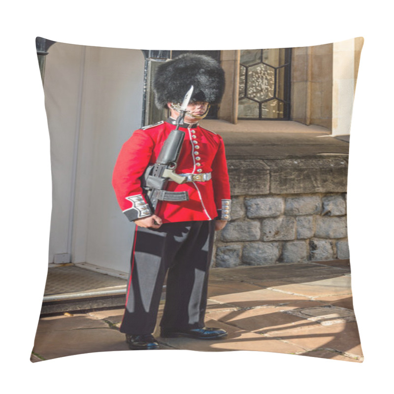 Personality  Soldier At The Tower Of London Pillow Covers