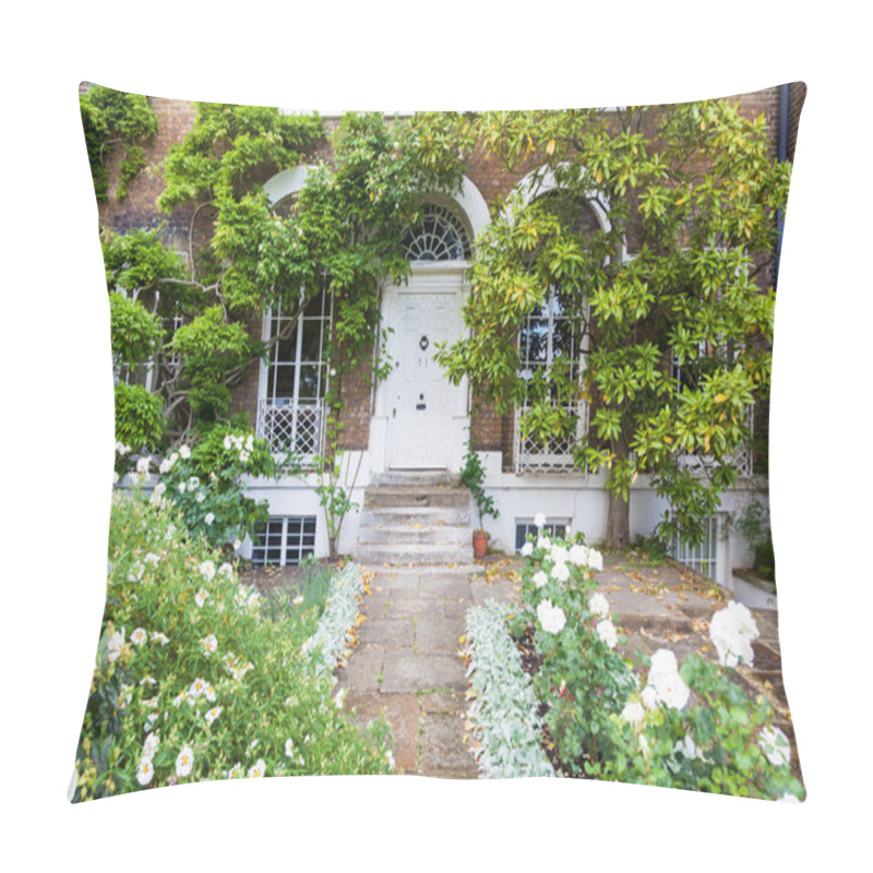 Personality  Picturesque Frontyard Of A House In London Pillow Covers