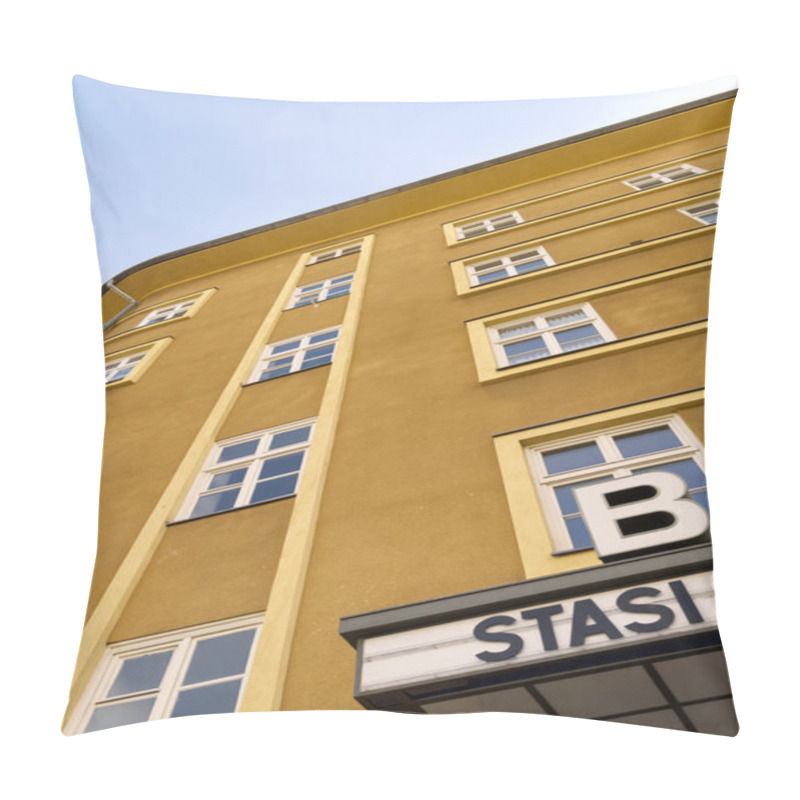 Personality  Hausfassade Pillow Covers