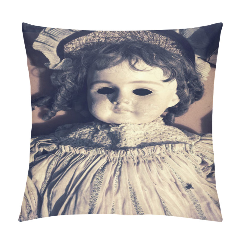 Personality  Creepy Aged Doll With No Eyes Pillow Covers