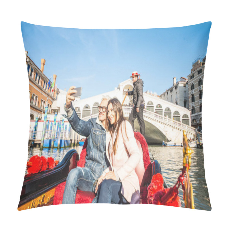 Personality  Couple Of Lovers In Venetian Gondola Pillow Covers