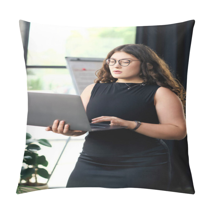 Personality  A Plus-size Businesswoman With Curly Hair Is Focused On Her Laptop, Immersed In Her Corporate Tasks, Showcasing Her Dedication. Pillow Covers