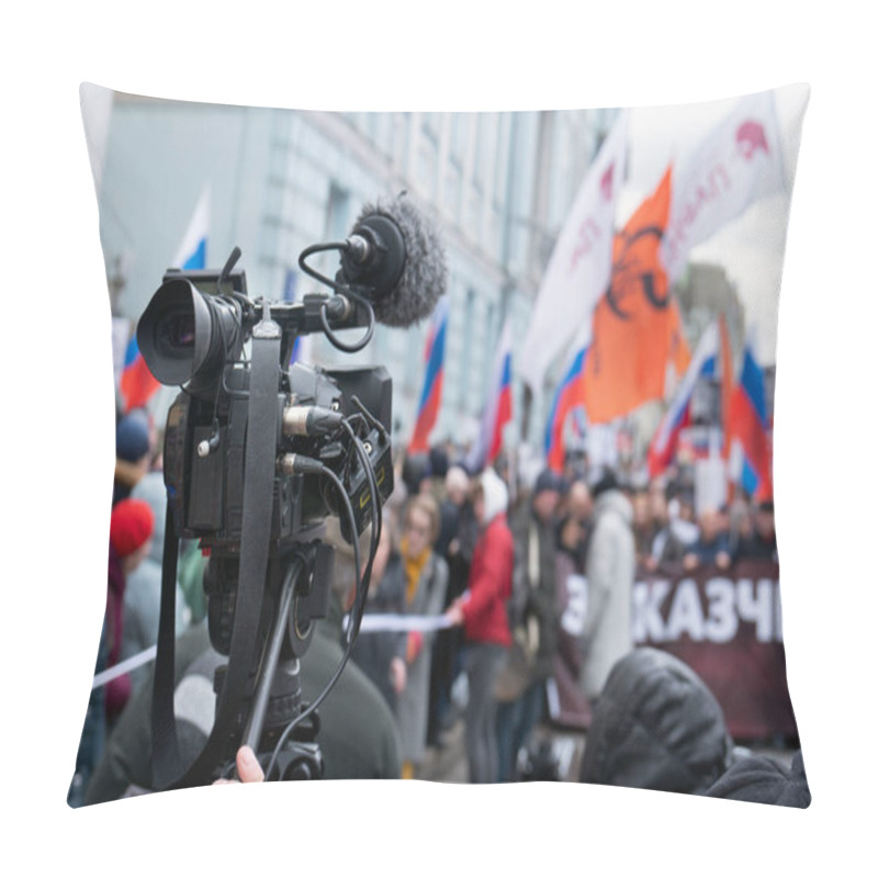 Personality  Videographers Camera Is Reporting From A City Street During A Mass Political Action Pillow Covers