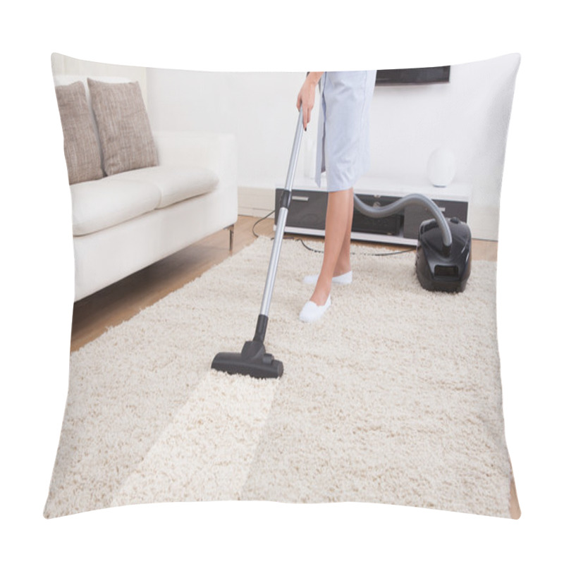 Personality  Maid Cleaning Carpet With Vacuum Cleaner Pillow Covers