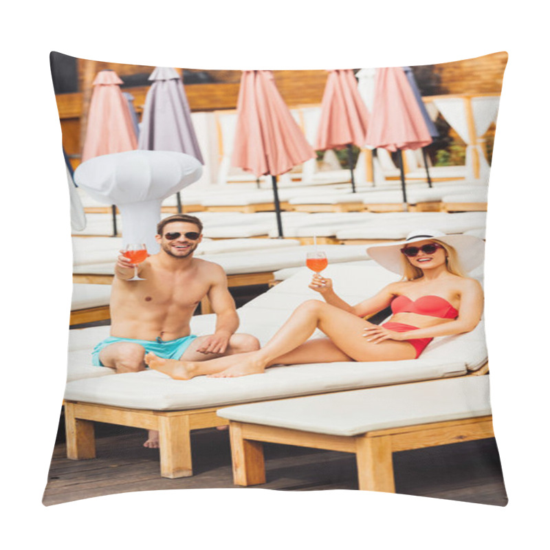 Personality  Sexy Couple Holding Glasses Of Cocktails At Resort In Sunny Day Pillow Covers