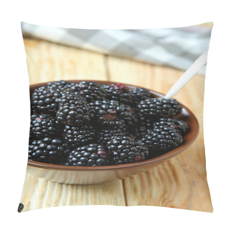 Personality  Ripe And Juicy Blackberries In A Bowl Pillow Covers