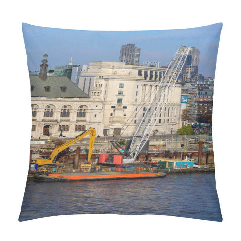 Personality  LONDON - November 13, 2022: Join The Journey To Transform London's Wastewater Infrastructure With The Tideway Central Project At Blackfriars Foreshore Site. Pillow Covers