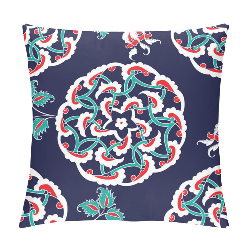 Personality  Turkish Iznik Tile, Seamless Islamic Pattern With Oriental Curve Pillow Covers