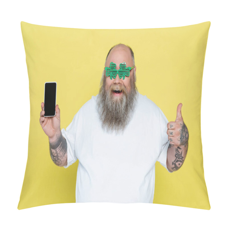 Personality  Joyful Overweight Man In Clover-shaped Glasses Showing Thumb Up While Holding Smartphone Isolated On Yellow Pillow Covers