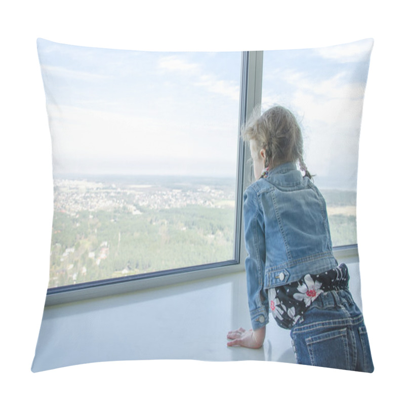 Personality  Little Girl Looking Through The Window At Skyscraper Pillow Covers