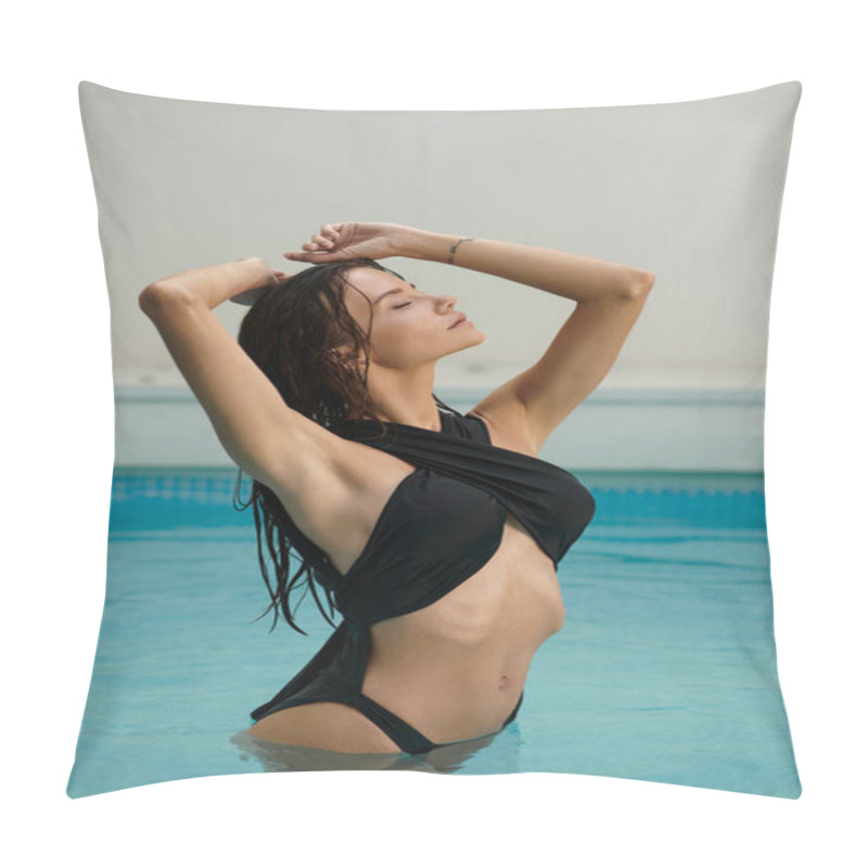 Personality  Sexy Woman With Wet Hair And Black Swimwear Posing With Closed Eyes In Swimming Pool On Vacation Pillow Covers