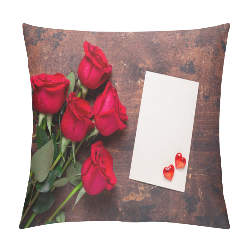 Personality  Valentines Day Greeting Card With Red Rose Flowers Bouquet On A Vintage Wooden Background Pillow Covers