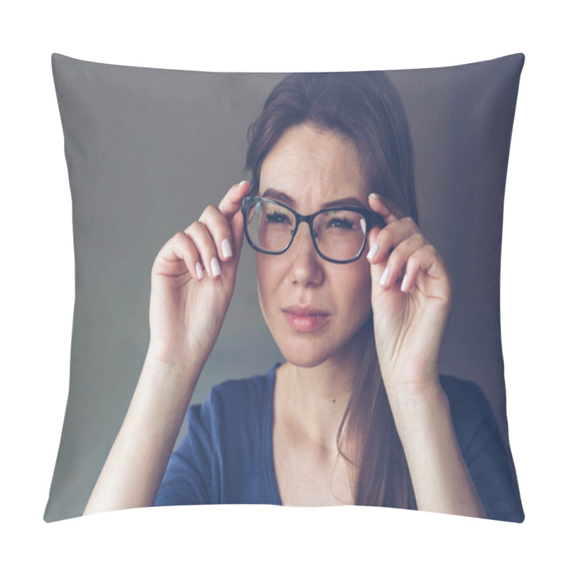 Personality  A Woman With Vision Problems Hold Eyeglasses Pillow Covers