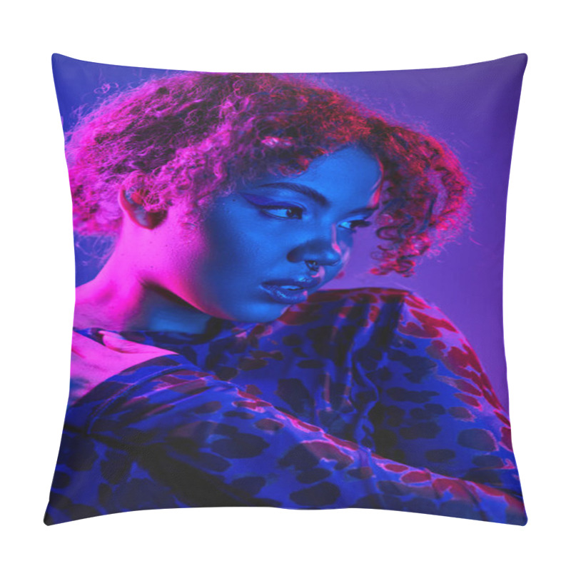 Personality  African American Woman With Curly Hair Poses In A Vibrant Leopard Print Shirt. Pillow Covers