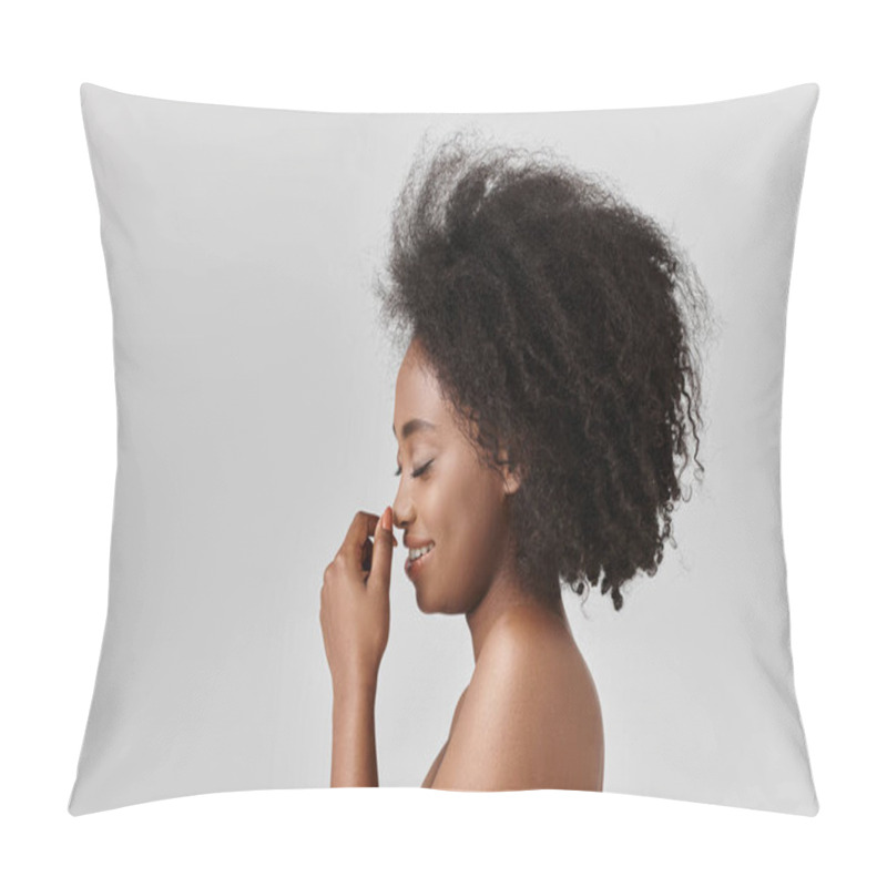 Personality  A Young African American Woman With Curly Hair Poses Confidently For A Photo In A Studio Setting, Showcasing Her Gorgeous Afro. Pillow Covers