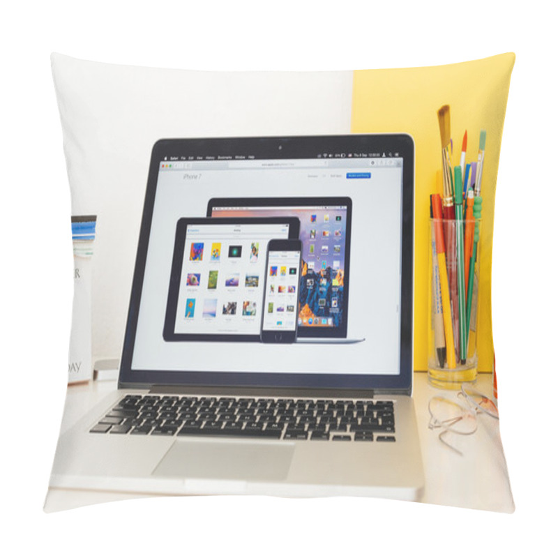 Personality  Apple Computers Website Showcasing Iphone 7, Ipad Pro, Mac Pro A Pillow Covers