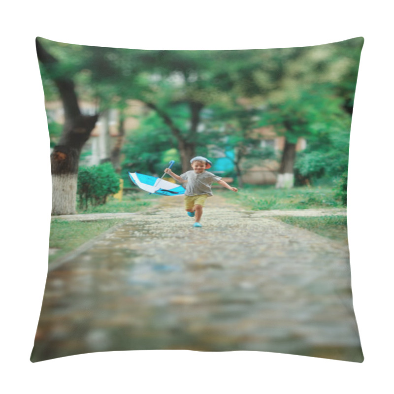 Personality  Child In The Rain Pillow Covers