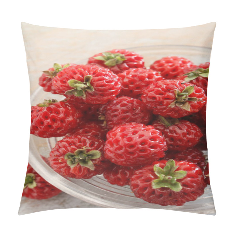 Personality  Hybrid Strasberry Fruit In Dish Pillow Covers