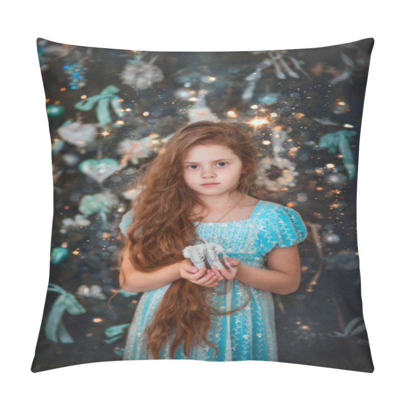 Personality  Little Girl Portrait  At Christmas Eve Pillow Covers