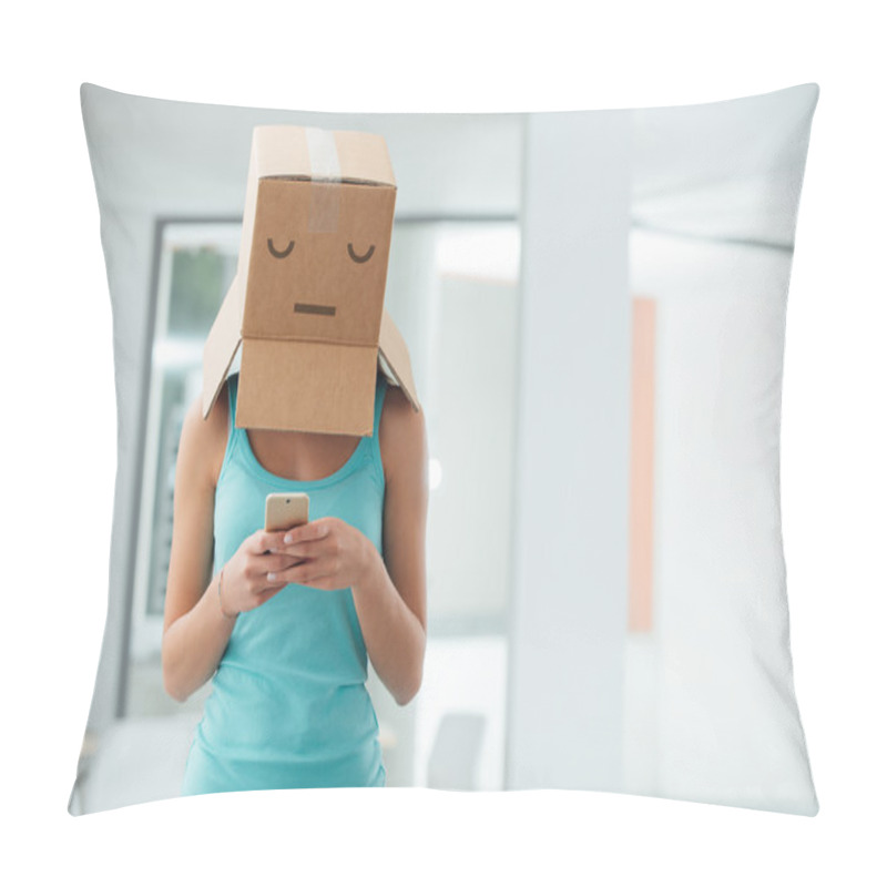 Personality  Girl With A Box On Her Head Texting Pillow Covers