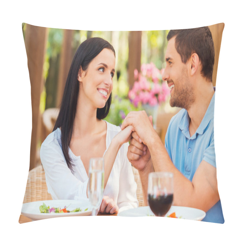 Personality  Couple Holding Hands And Looking At Each Other Pillow Covers