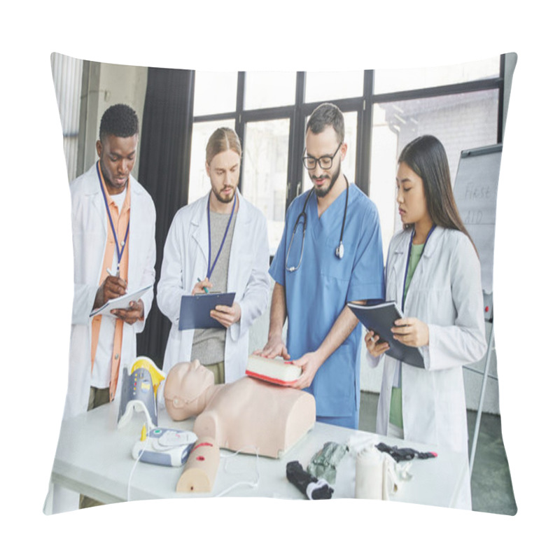 Personality  Multiethnic Students Writing Next To Instructor Showing Wound Care Simulator Near CPR Manikin, Automated Defibrillator And Medical Equipment In Training Room, Emergency Situations Response Concept Pillow Covers