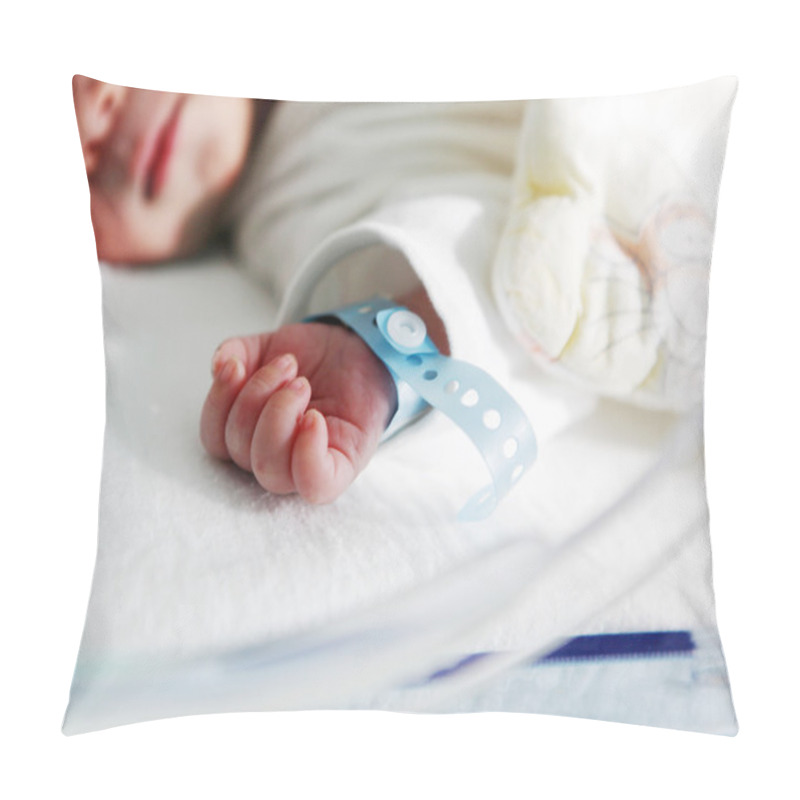 Personality  Newborn Baby In Incubator Pillow Covers