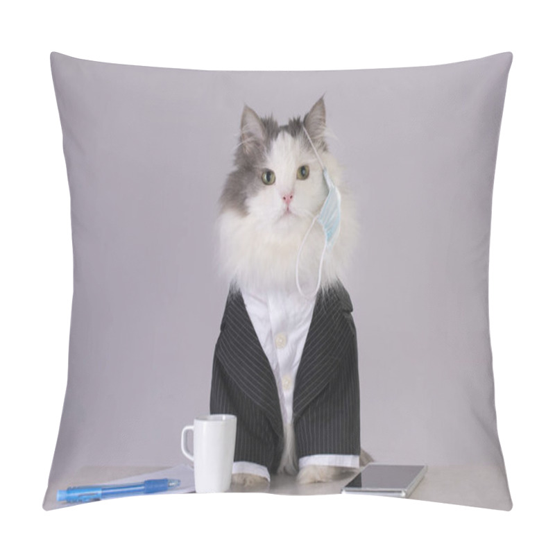 Personality  Fluffy Cat In A Medical Mask At The Workplace During A Pandemic Pillow Covers