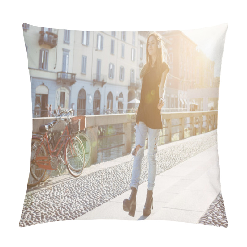 Personality  Young Girl Walking In The City Pillow Covers