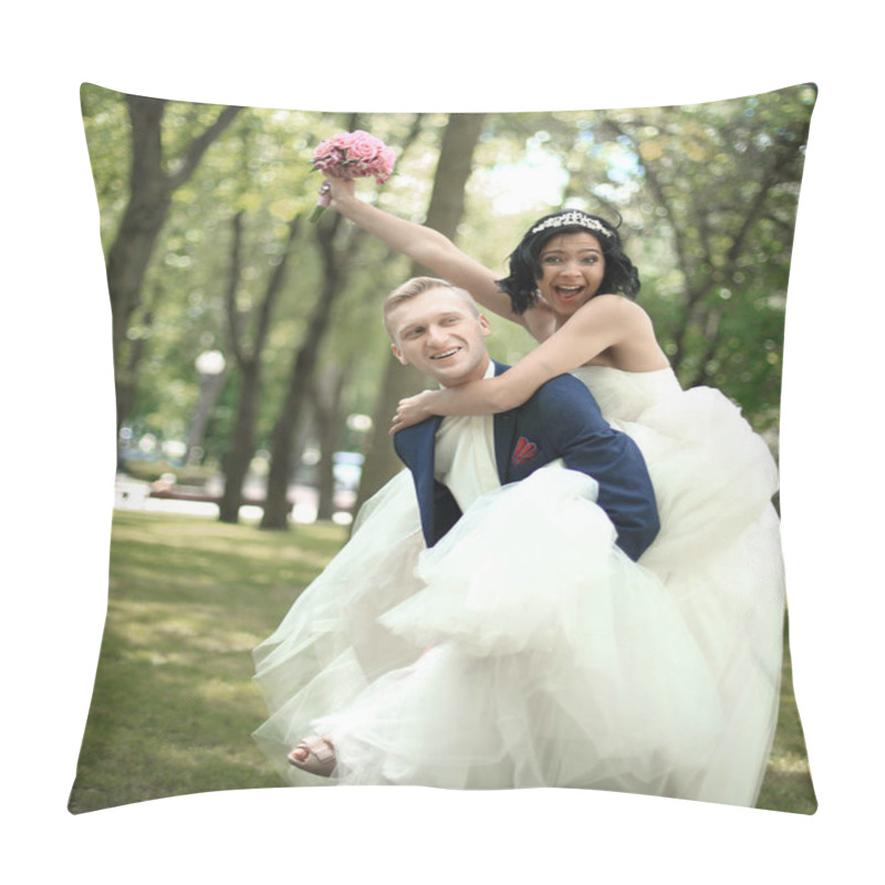 Personality  Funny Bride And Groom Having Fun In The Park Pillow Covers