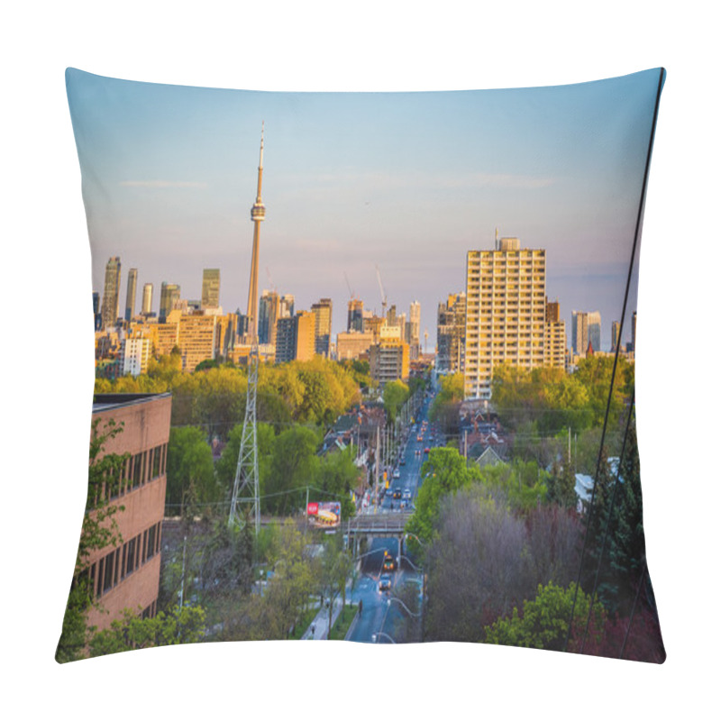 Personality  View Of Downtown From The Baldwin Steps At Spadina Park, In Midt Pillow Covers