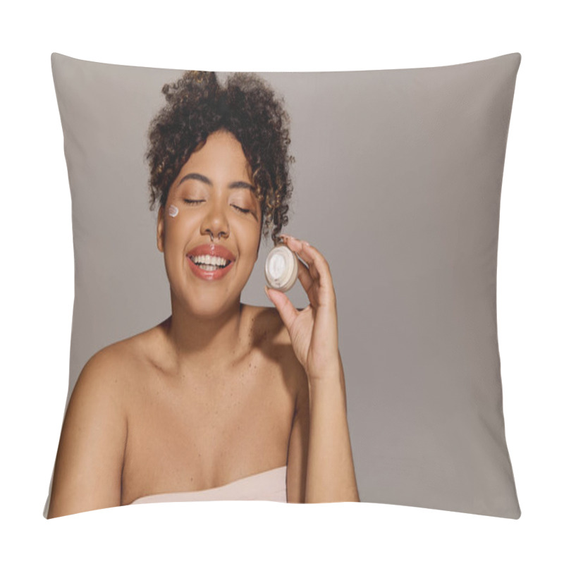 Personality  A Young African American Woman With Curly Hair Smiles As She Holds A Jar Of Cream, Exuding Beauty And Confidence. Pillow Covers