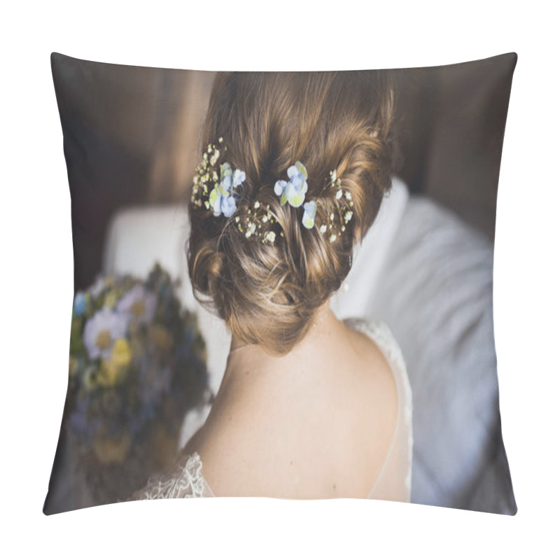 Personality  Brides Hairdress Decorated With Flowers Pillow Covers