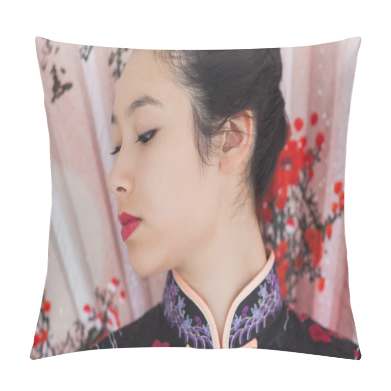 Personality  Beautiful Woman Wearing Traditional Asian Clothing Pillow Covers