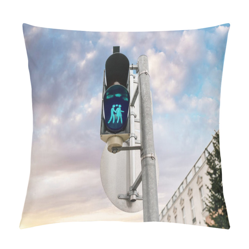 Personality  The Lovely Traffic Light With Figures Of Two Little Men Passing The Street To The Green Light With Heart Shape Pillow Covers