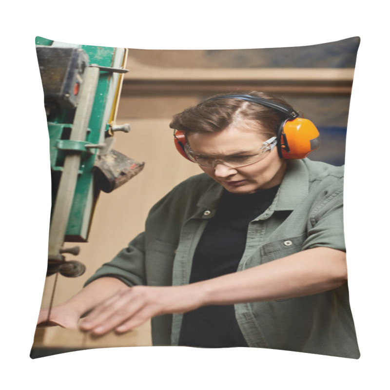 Personality  A Focused Female Carpenter Works Diligently With Wood, Showcasing Her Craftsmanship And Dedication To Woodworking. Pillow Covers