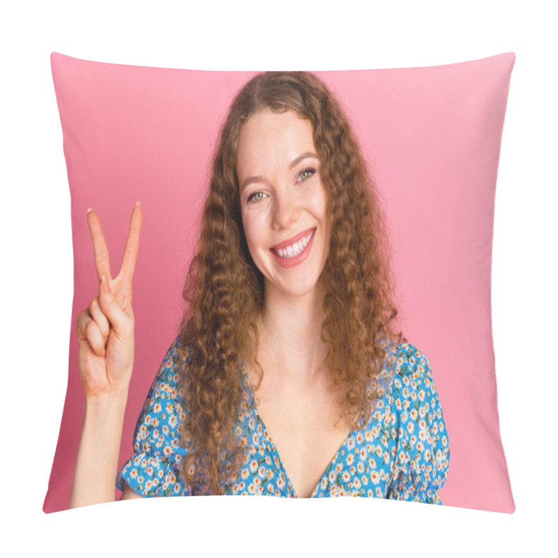 Personality  Joyful Woman With Curly Hair In A Floral Dress Giving A Peace Sign. Bright Smile And Positive Vibes On A Pink Backdrop. Pillow Covers