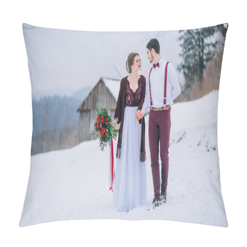 Personality  Walk The Groom And The Bride In The Carpathian Mountains Pillow Covers