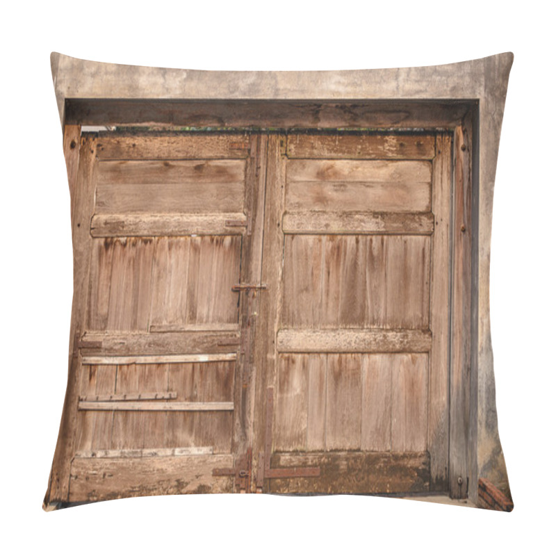 Personality  Old Wooden Door On The Wall Pillow Covers