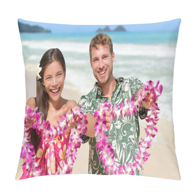 Personality  Hawaiian People Showing Leis Flower Necklaces Pillow Covers