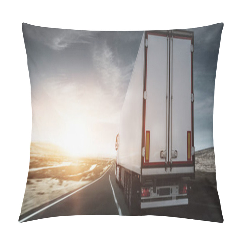 Personality  LKW Liefert Bei Sonnaufgang Pillow Covers