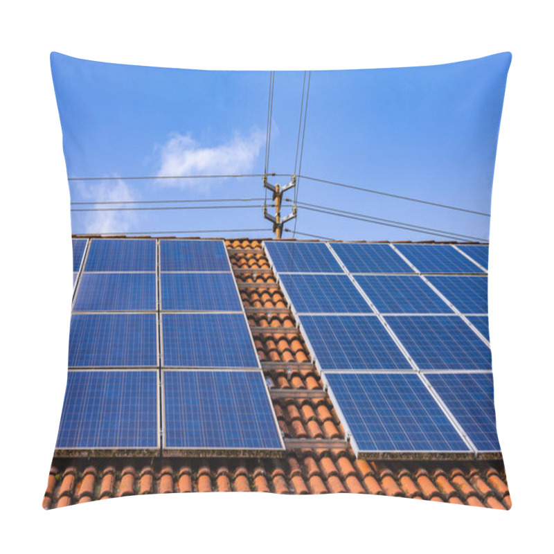 Personality  Solanpanels Einer Photovoltaik-Anlage Auf Einem Privaten Dach Mit Strommast Und Stromkabeln Pillow Covers