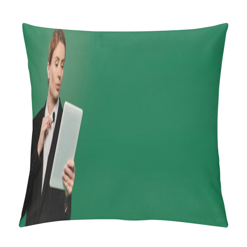 Personality  A Poised TV Presenter In Stylish Black Formal Wear Interacts With Audience On A Vivid Green Background. Pillow Covers