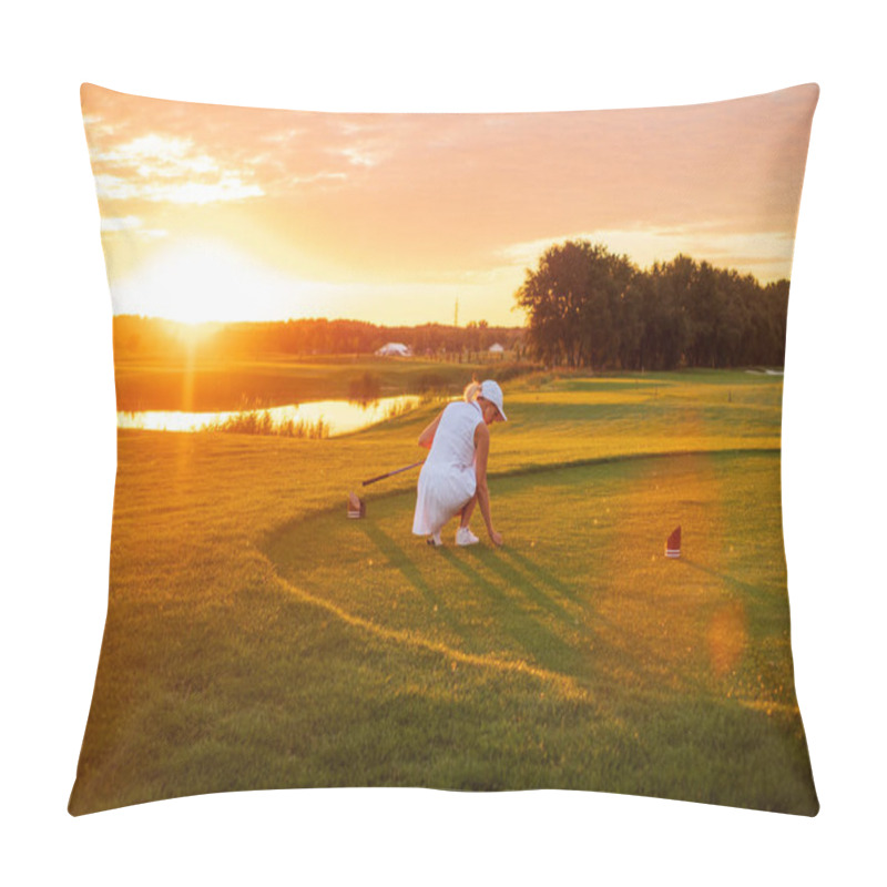 Personality  Lady Measure Distance To Reach Golf Hole . Pillow Covers