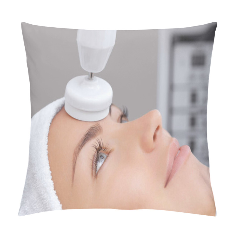 Personality  The Cosmetologist Makes The Apparatus A Procedure Of Hardware Face Cleaning With A Soft Rotating Brush Of A Beautiful, Young Woman In A Beauty Salon. Cosmetology And Professional Skin Care. Pillow Covers